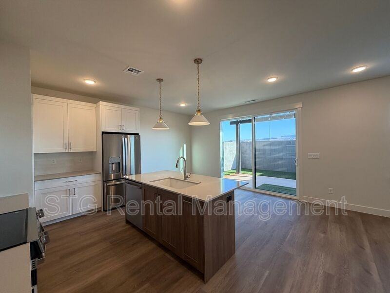614 E Hemsworth Ln - Photo 5 of 38