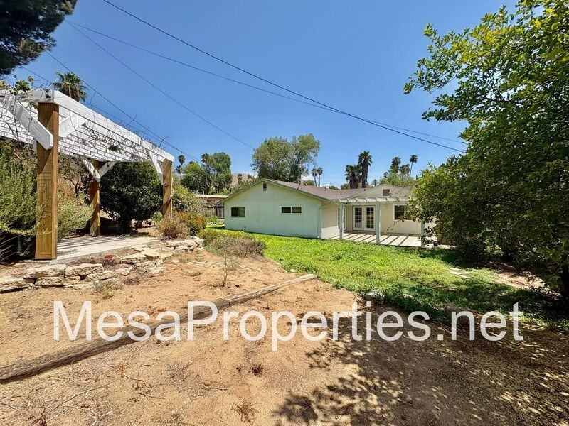 561 Spruce St - Photo 6 of 8