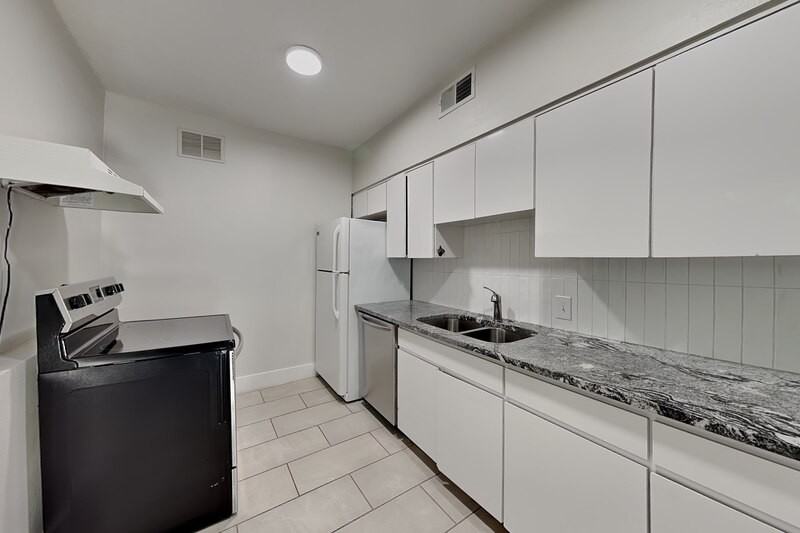 3801 1/2 W Palmira Ave - Photo 3 of 22