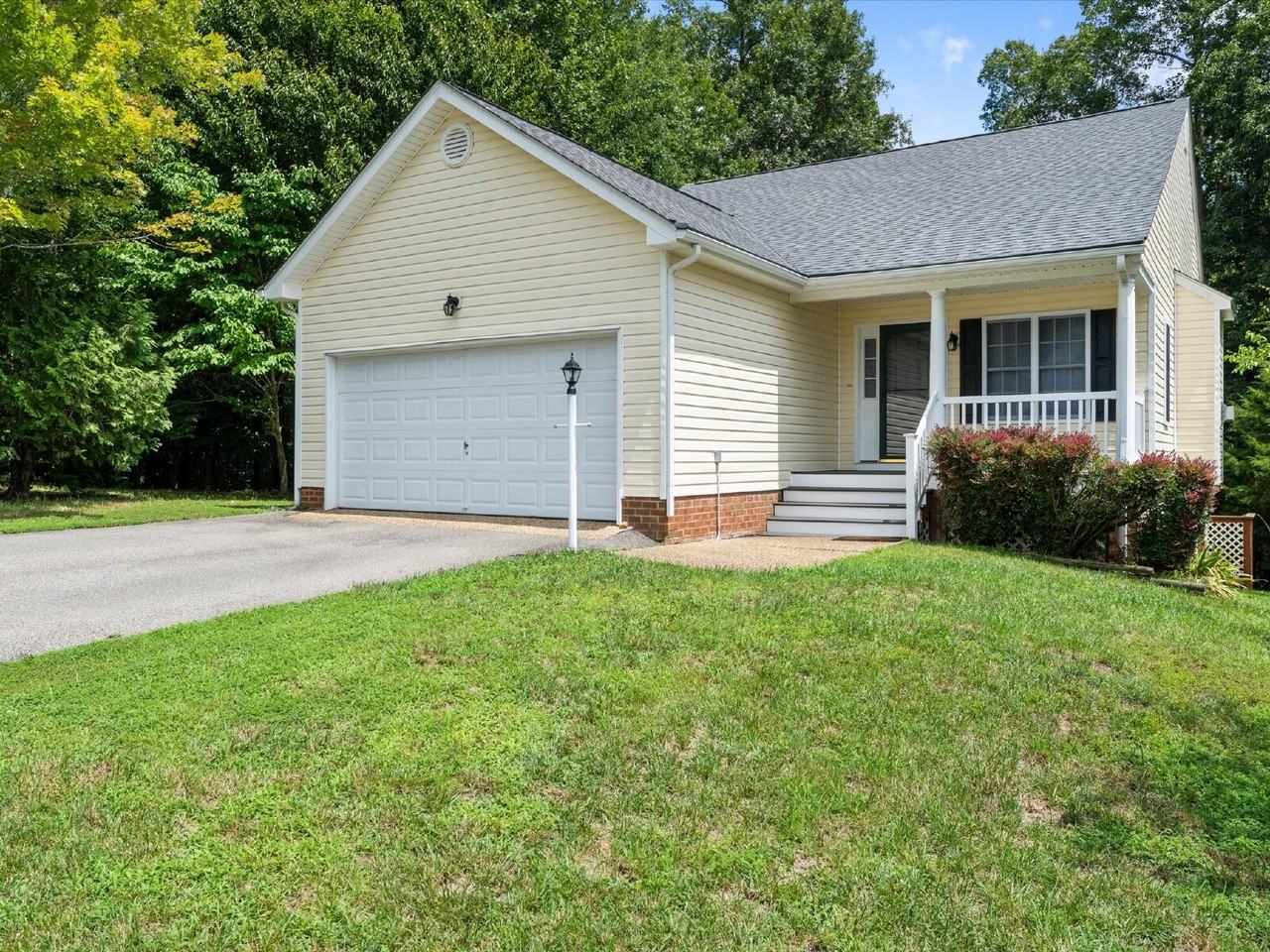 5701 Hereld Green Dr - Photo 2 of 33