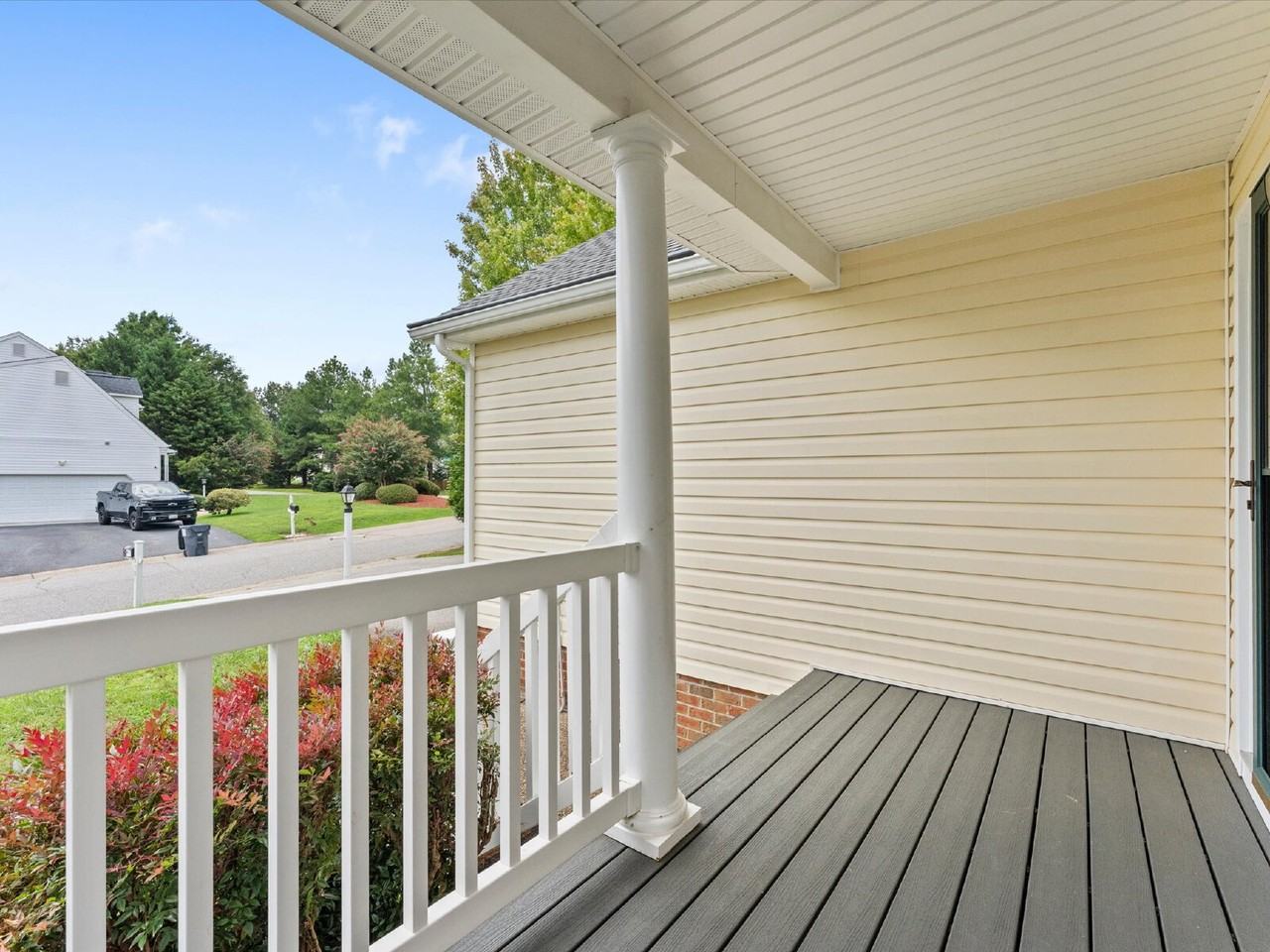 5701 Hereld Green Dr - Photo 4 of 33