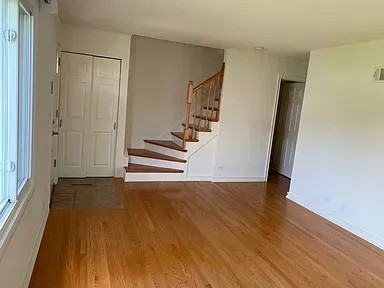 212 Surrey Dr - Photo 4 of 8