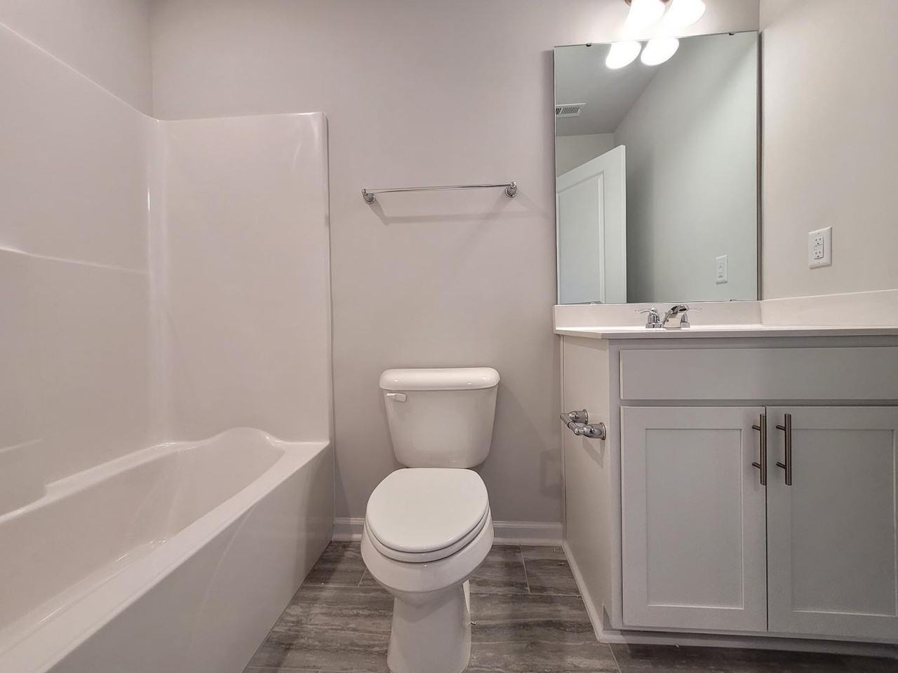1060 Shoreside Dr - Photo 3 of 20