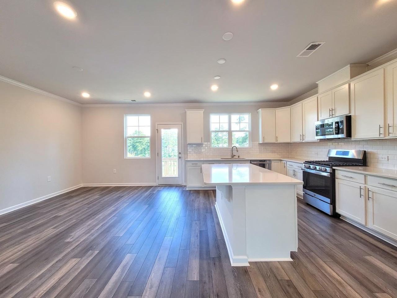 1060 Shoreside Dr - Photo 4 of 20
