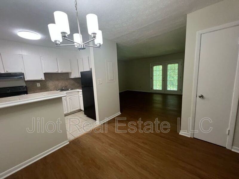 2711 Fairlee Dr #B8 - Photo 3 of 11
