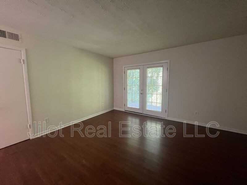 2711 Fairlee Dr #B7 - Photo 2 of 10