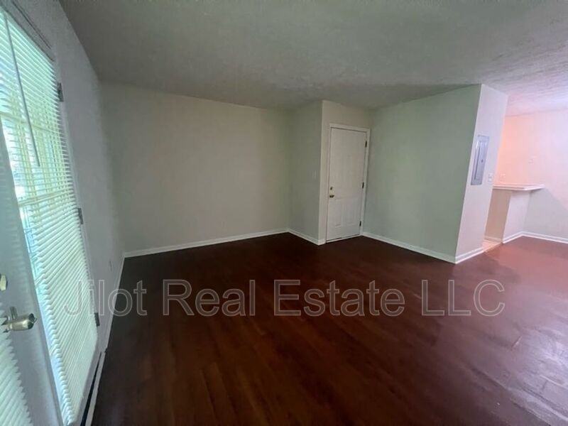 2711 Fairlee Dr #B7 - Photo 3 of 10