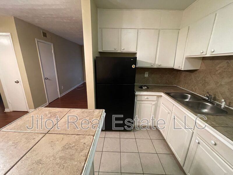 2711 Fairlee Dr #B7 - Photo 5 of 10