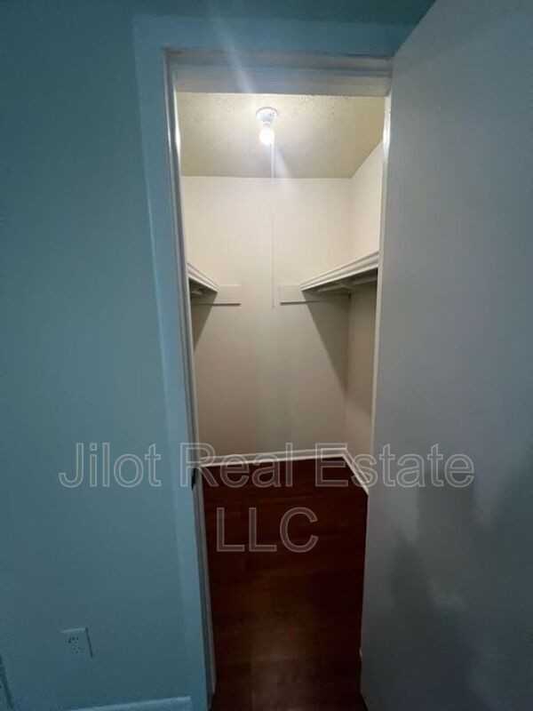 2711 Fairlee Dr #B7 - Photo 7 of 10