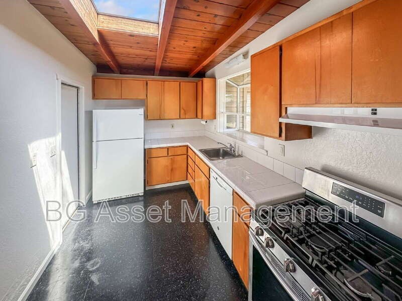 1526 Visalia Ave - Photo 3 of 12