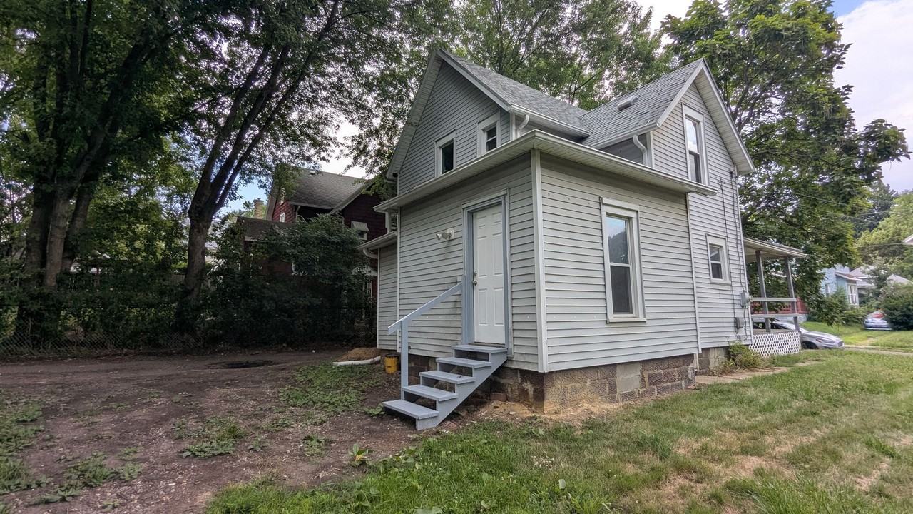 1447 Shriver Ave Ne - Photo 2 of 29