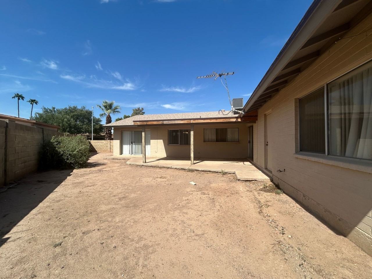 2141 E Manhatton Dr - Photo 5 of 29