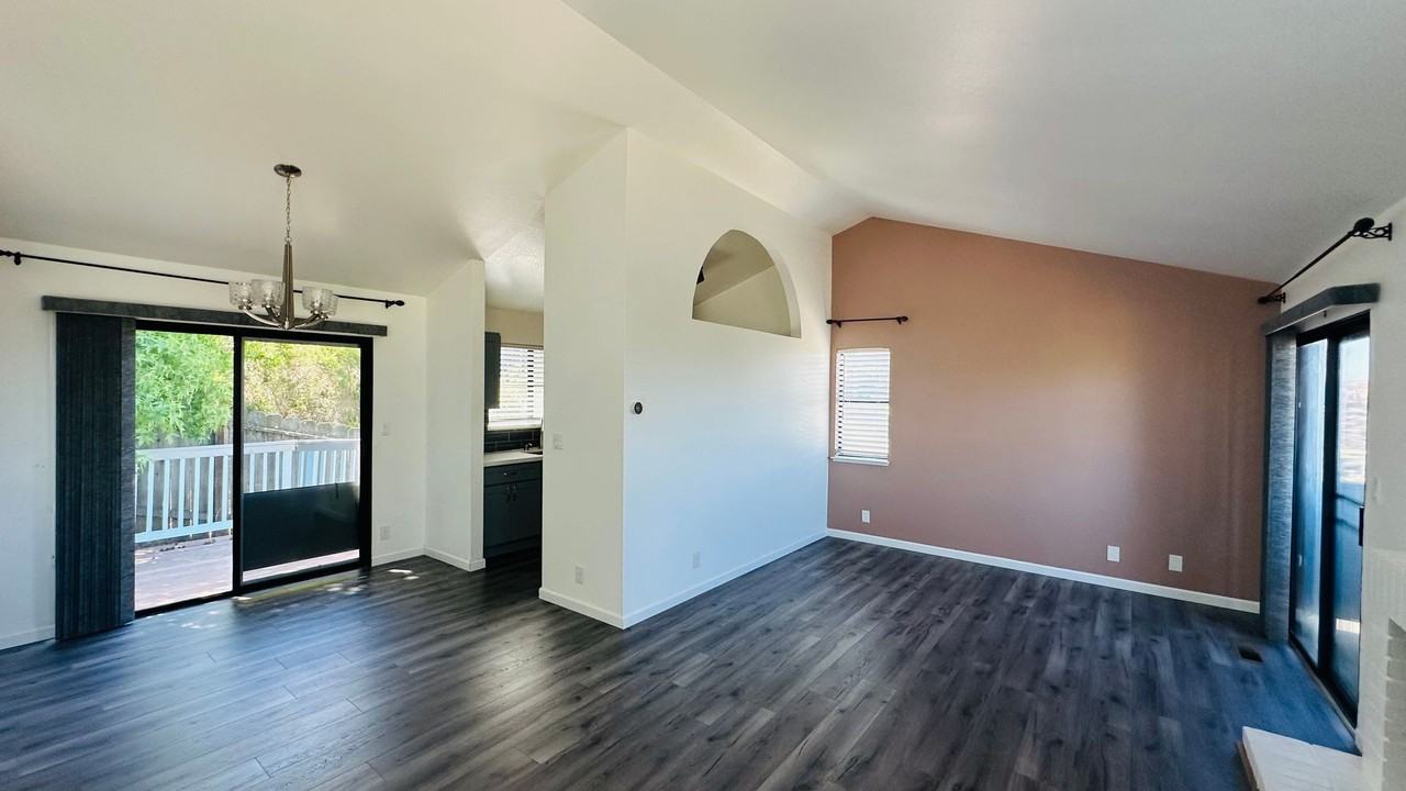 23460 Lakeridge Ave - Photo 5 of 16