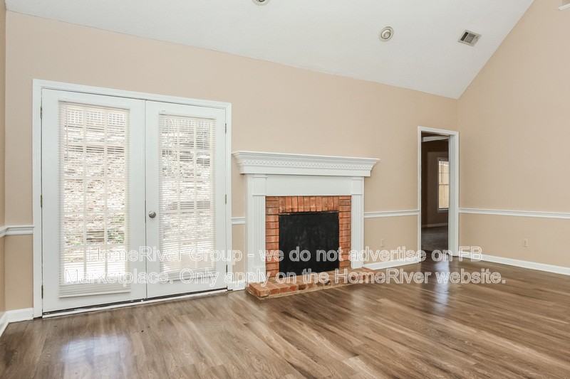 2426 Lake Edge Dr - Photo 2 of 19