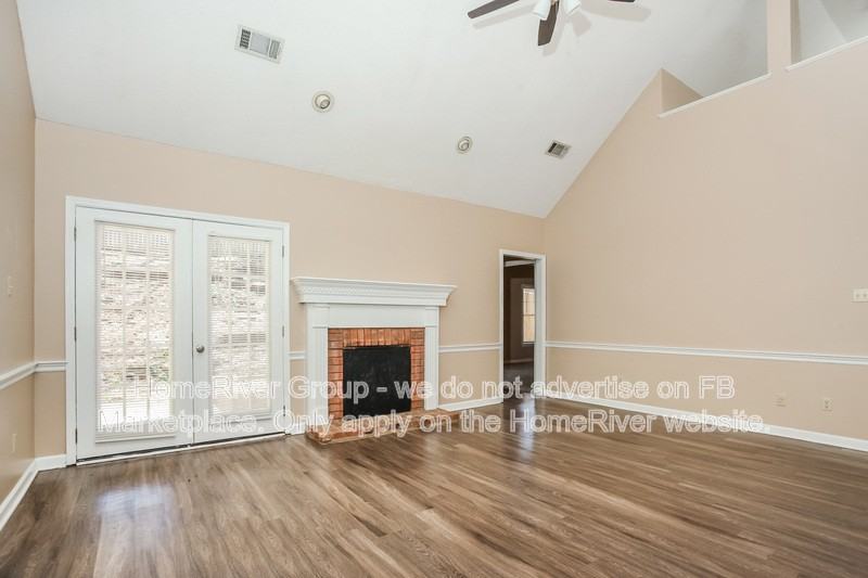 2426 Lake Edge Dr - Photo 3 of 19