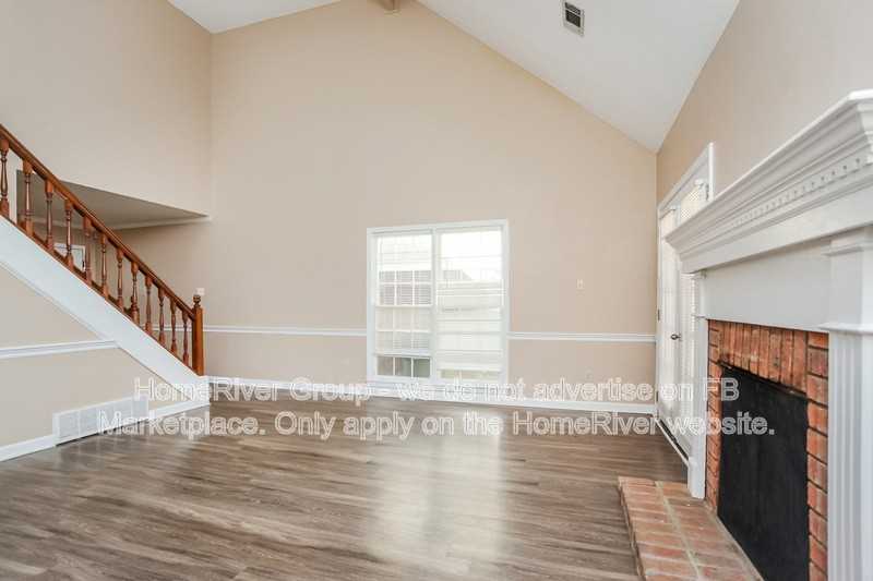2426 Lake Edge Dr - Photo 4 of 19