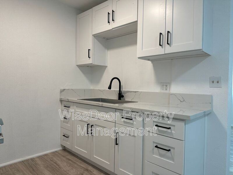 1409 W Lingan Ln #11 - Photo 3 of 14