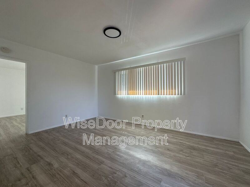 1409 W Lingan Ln #11 - Photo 4 of 14
