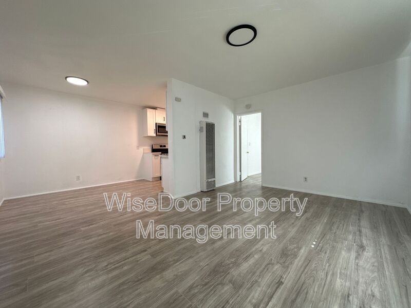 1409 W Lingan Ln #11 - Photo 5 of 14