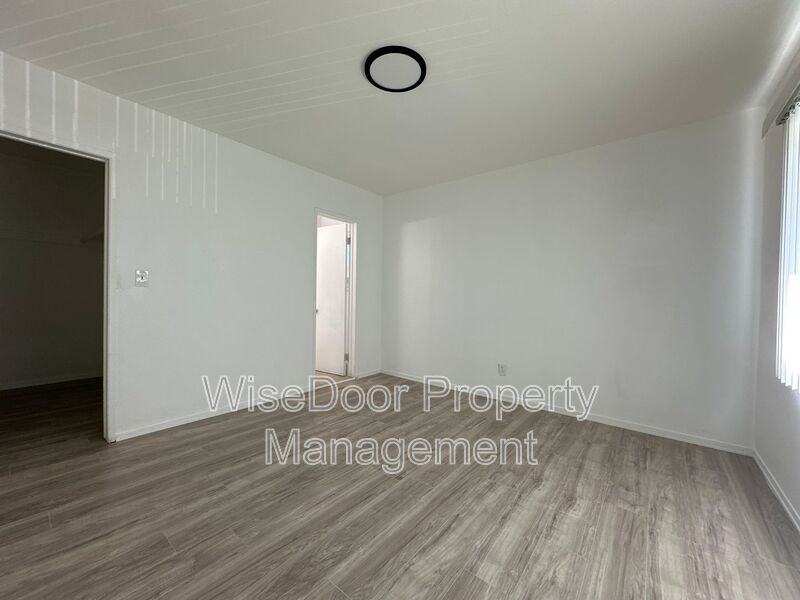 1409 W Lingan Ln #11 - Photo 7 of 14