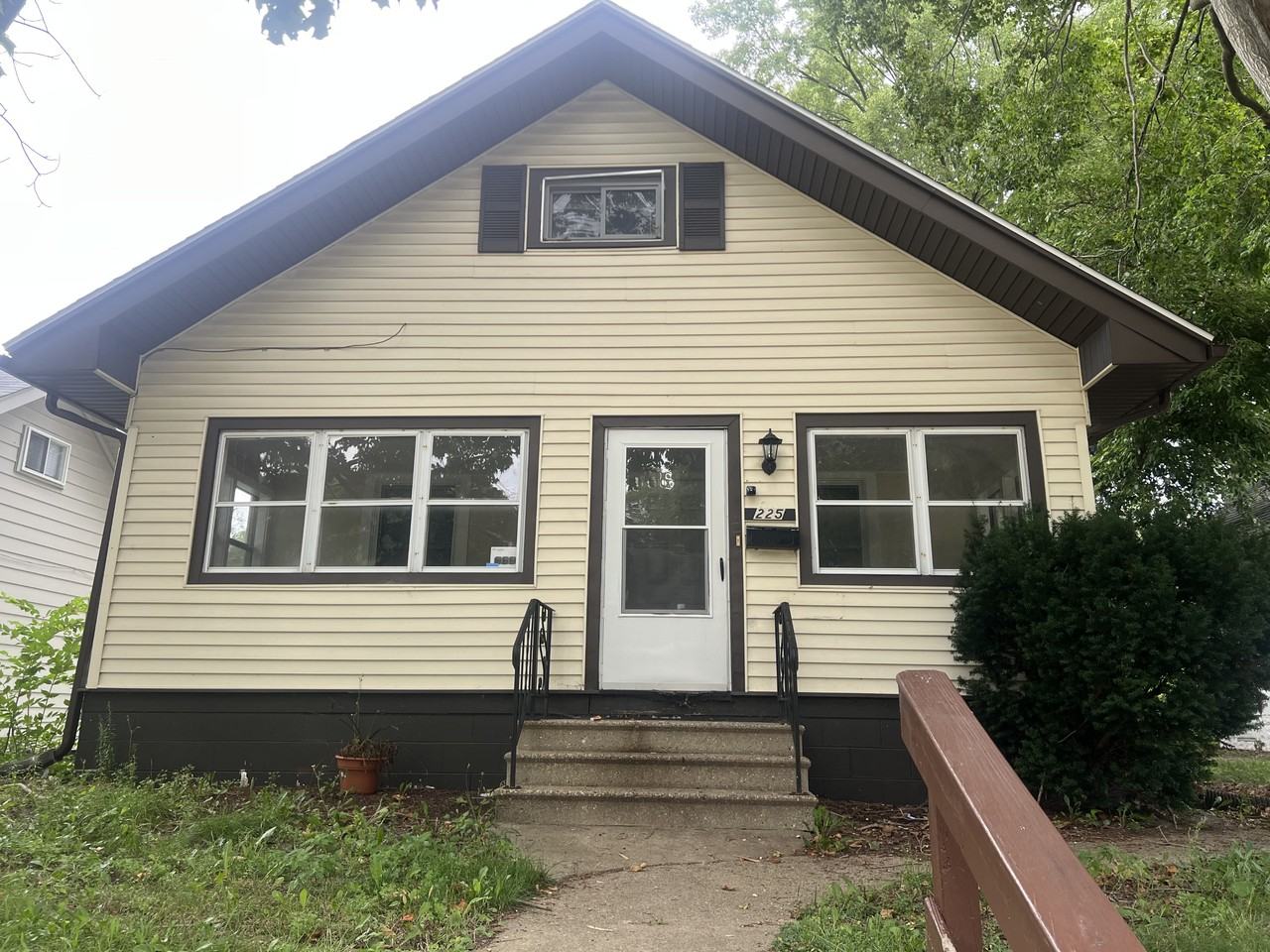 225 E Woodside St - Photo 2 of 18