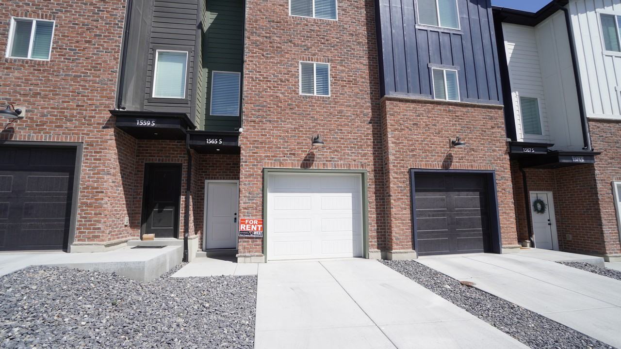 1565 Sw - Photo 3 of 23