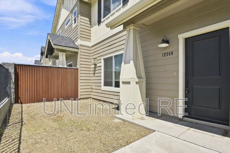 12249 Curtis Ct - Photo 7 of 34