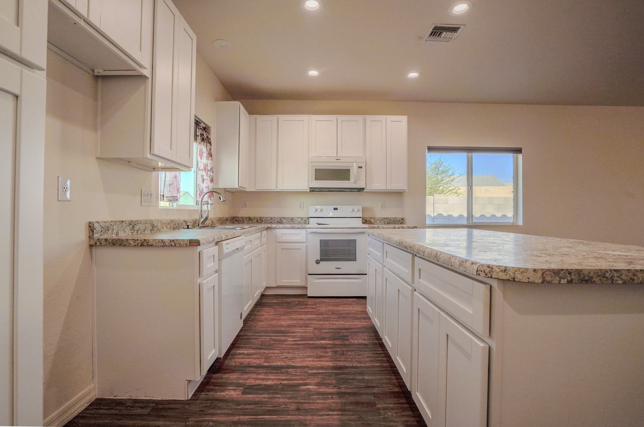8477 W Concordia Dr - Photo 4 of 28