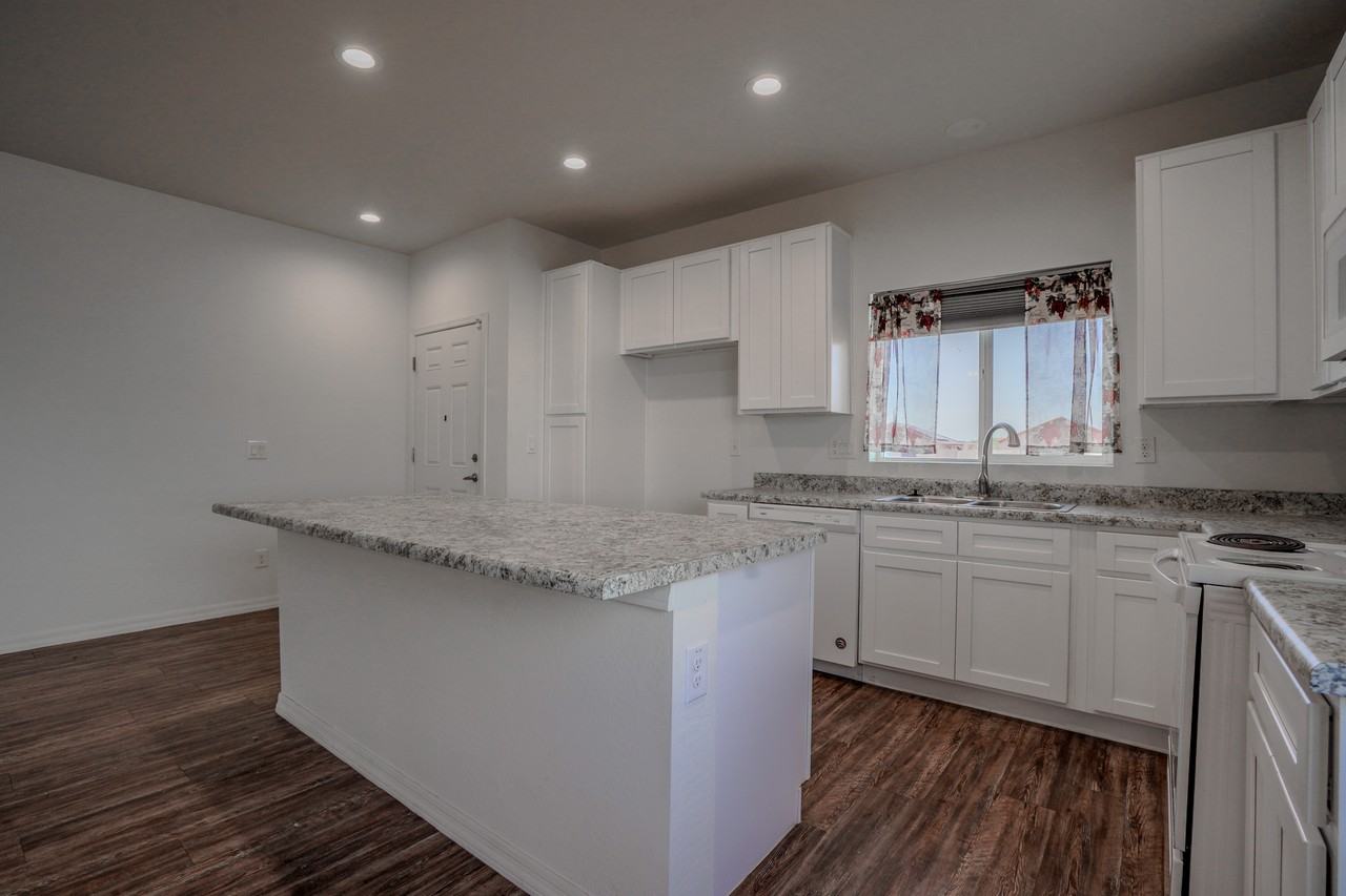 8477 W Concordia Dr - Photo 5 of 28