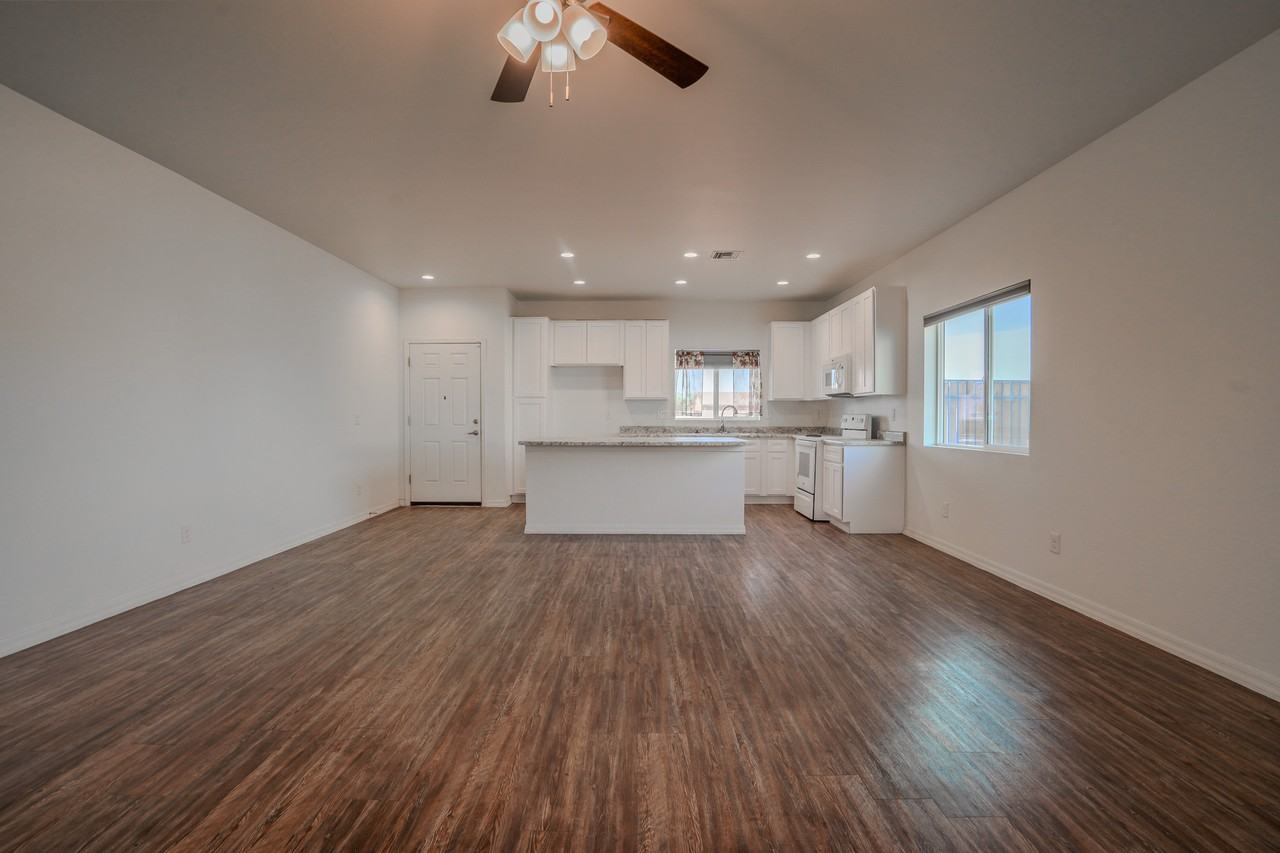 8477 W Concordia Dr - Photo 7 of 28
