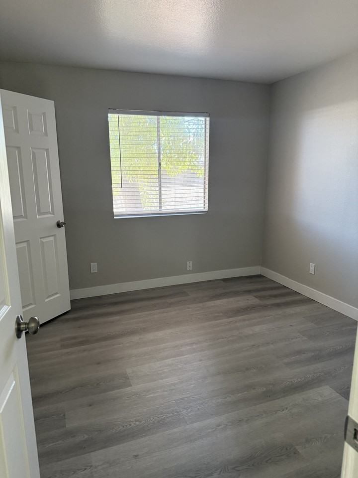2216 E Eugie Terrace - Photo 2 of 13