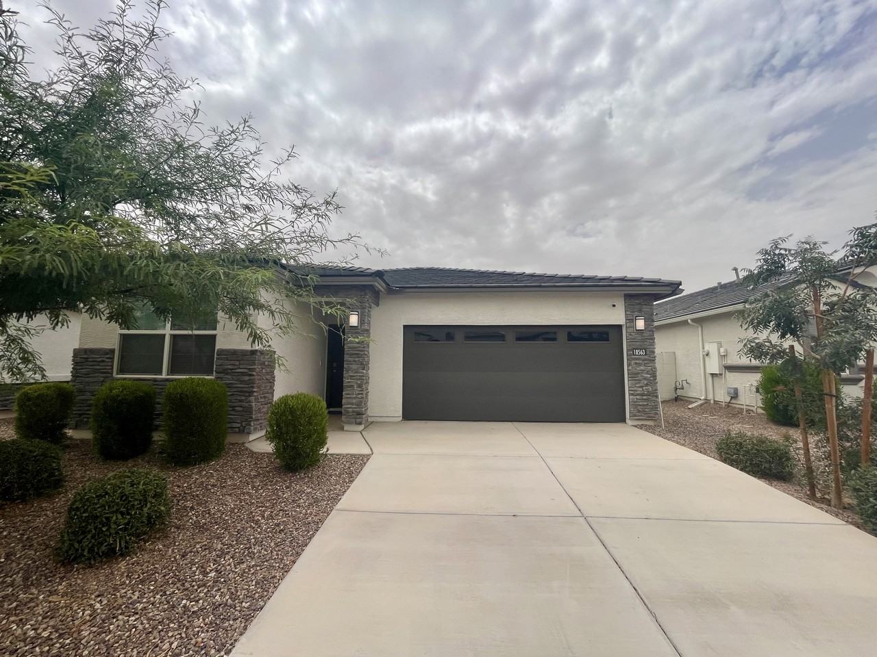 18563 W Desert Hollow Dr - Photo 3 of 31