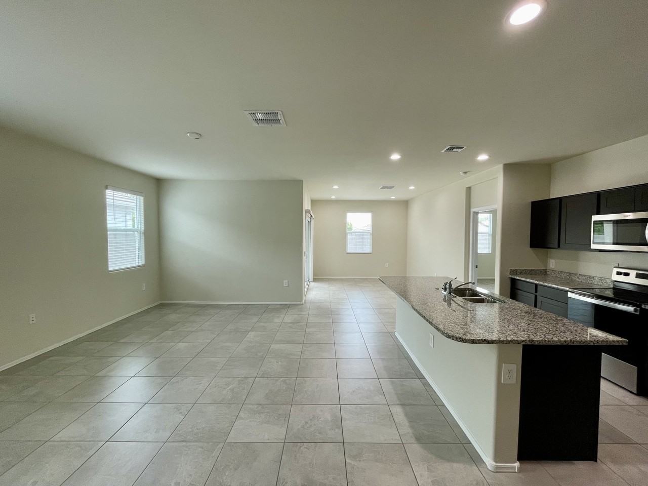 18563 W Desert Hollow Dr - Photo 4 of 31