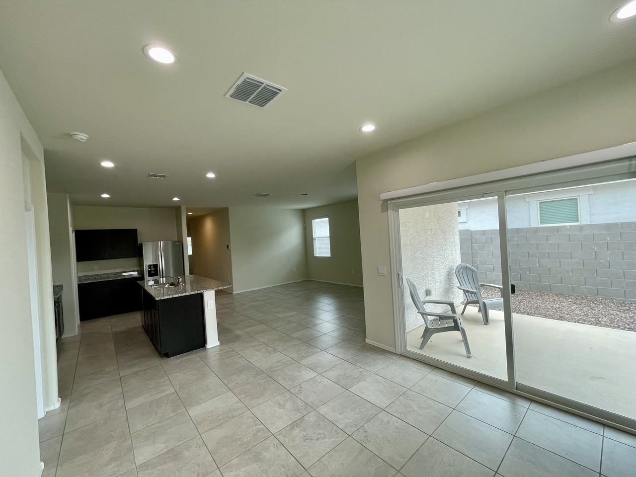 18563 W Desert Hollow Dr - Photo 5 of 31