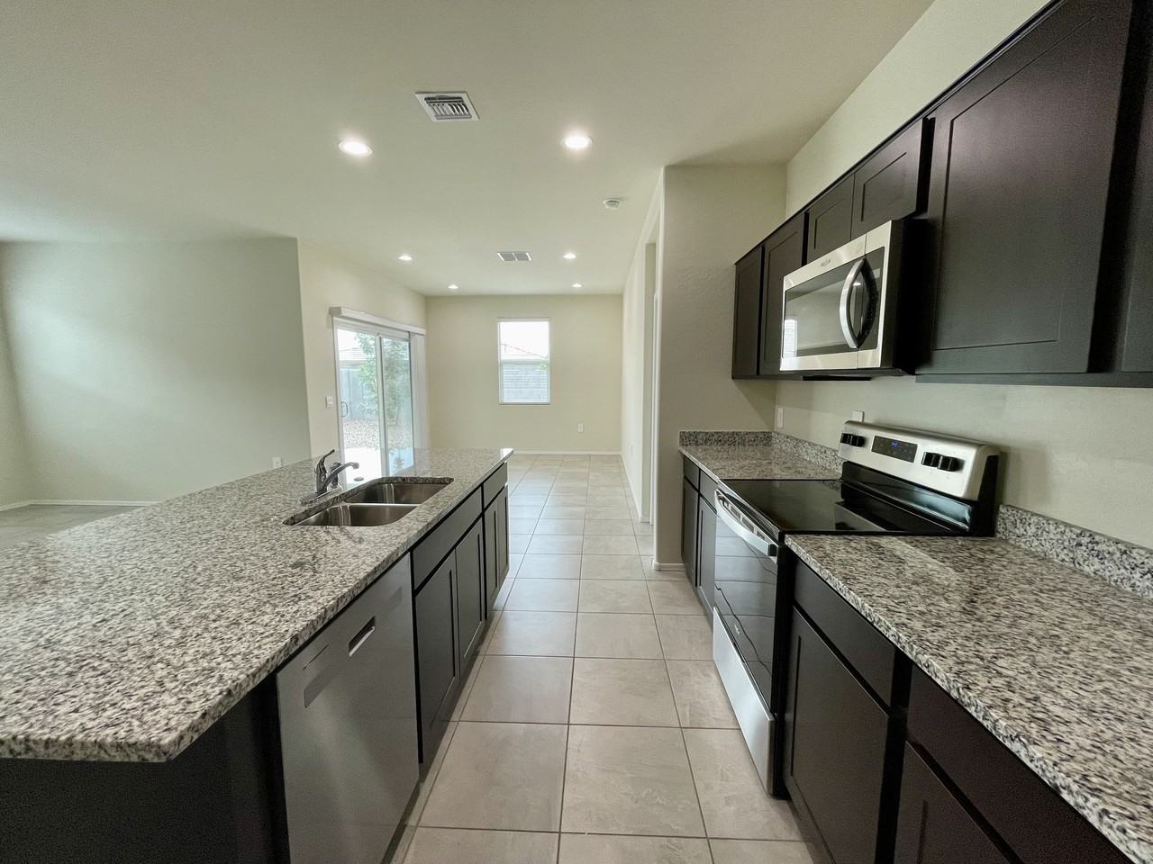 18563 W Desert Hollow Dr - Photo 6 of 31