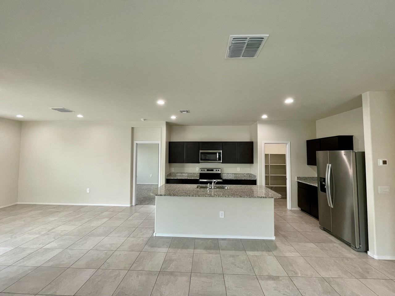 18563 W Desert Hollow Dr - Photo 7 of 31