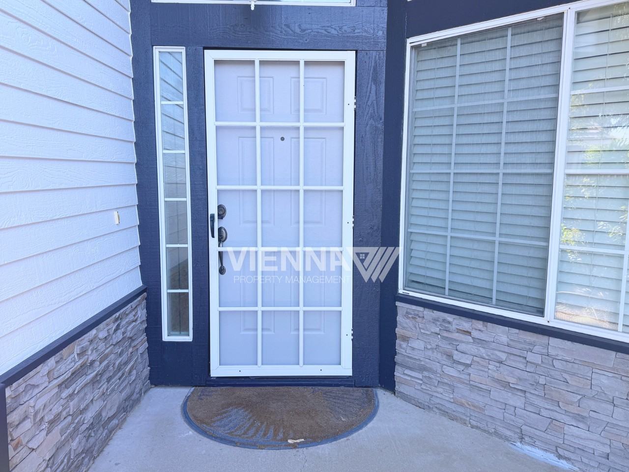 2736 Genesee Dr - Photo 2 of 23