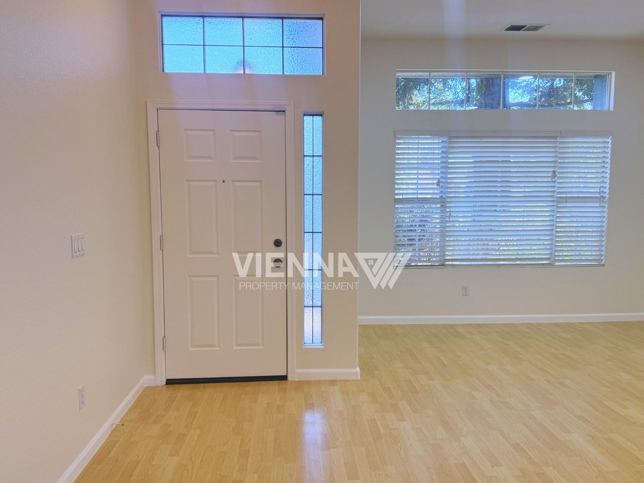 2736 Genesee Dr - Photo 3 of 23