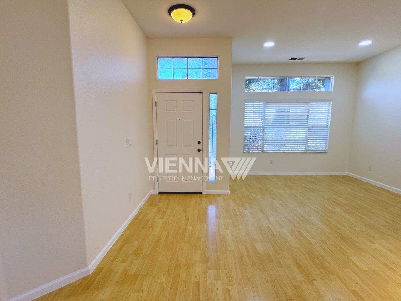 2736 Genesee Dr - Photo 4 of 23