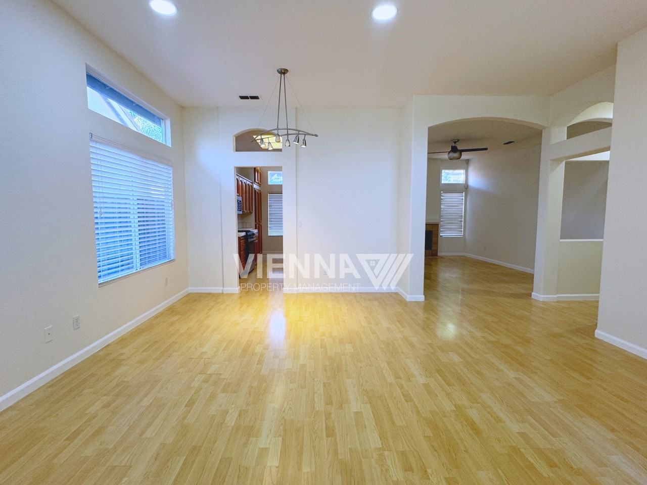 2736 Genesee Dr - Photo 5 of 23