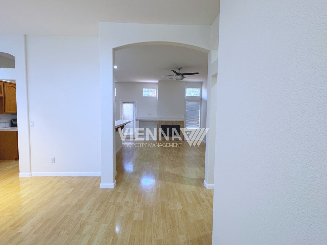 2736 Genesee Dr - Photo 6 of 23