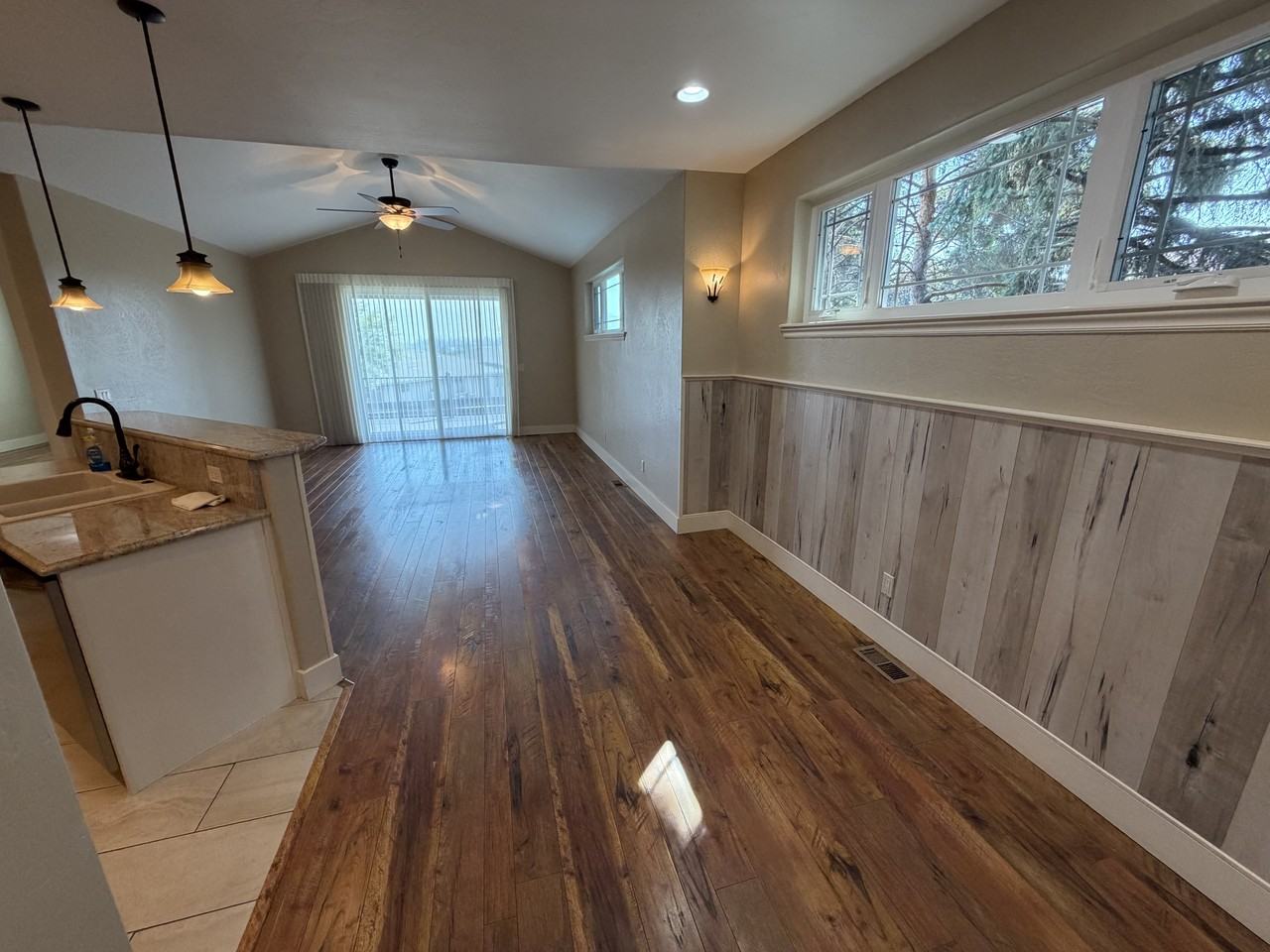 815 Parkway Dr - Photo 2 of 37