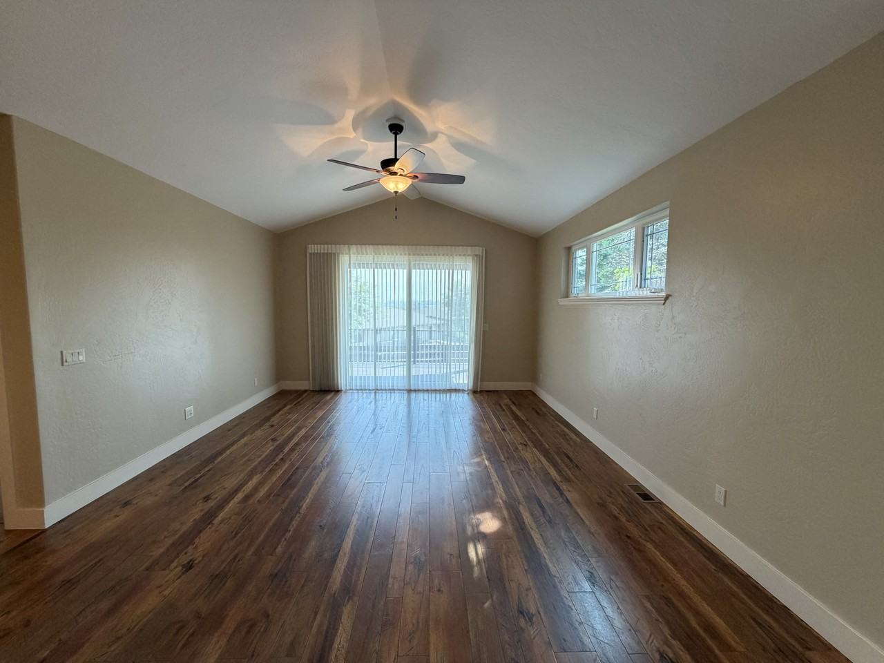 815 Parkway Dr - Photo 4 of 37