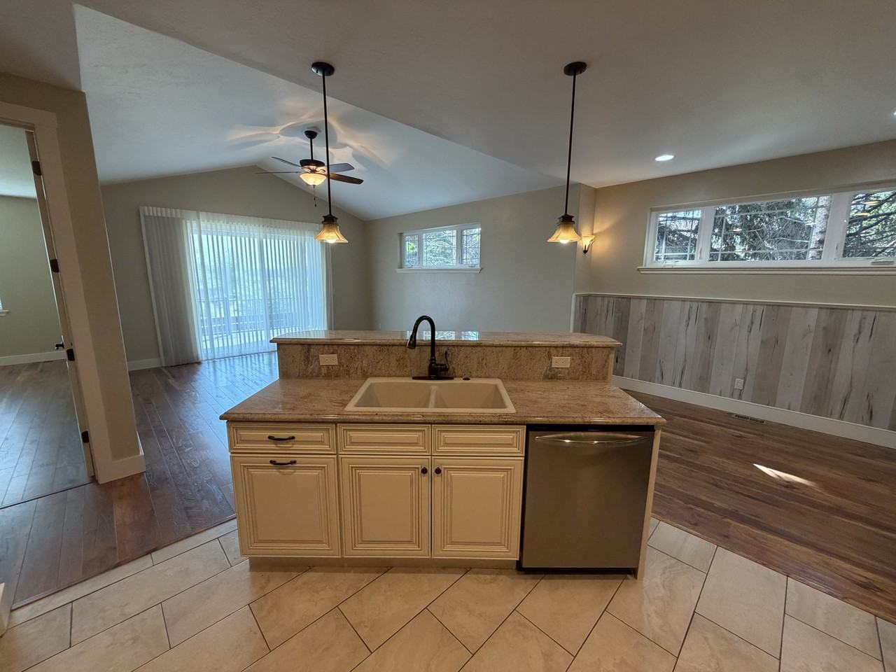 815 Parkway Dr - Photo 6 of 37
