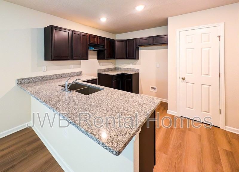 1503 W 6th St - Photo 2 of 13
