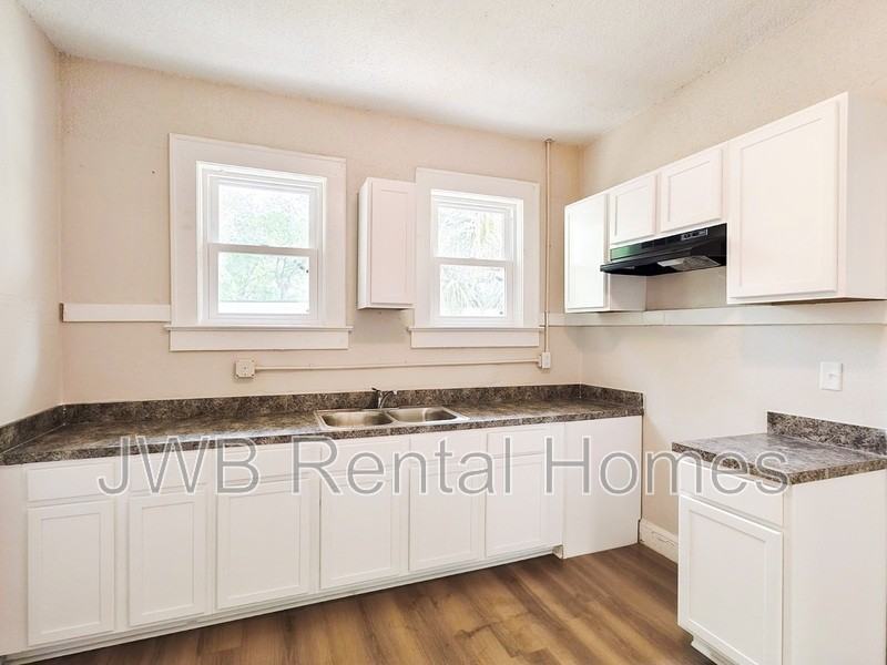 947 Kenmore St - Photo 2 of 11