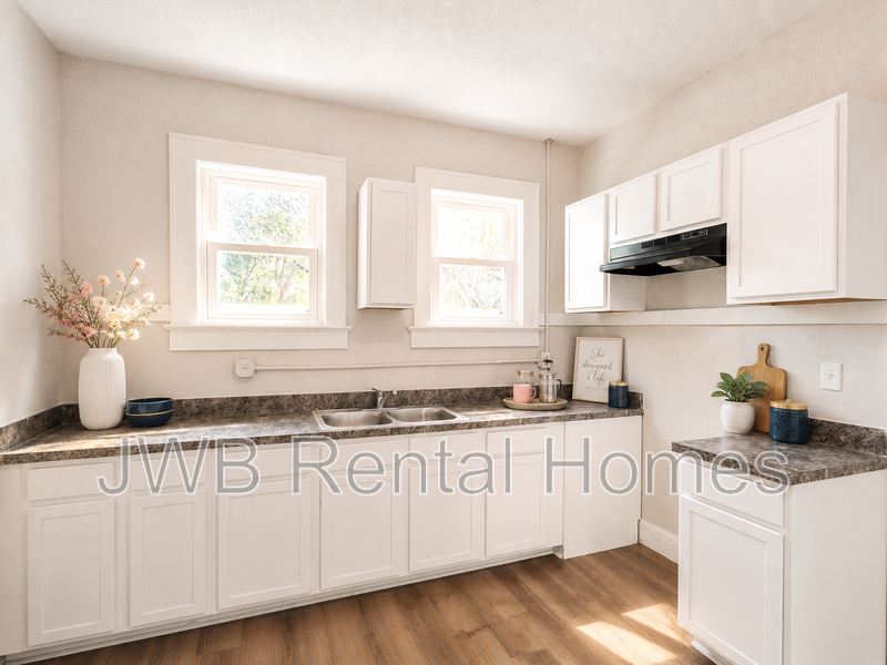 947 Kenmore St - Photo 3 of 11