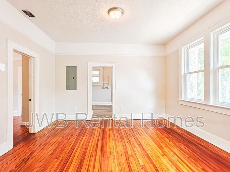947 Kenmore St - Photo 4 of 11