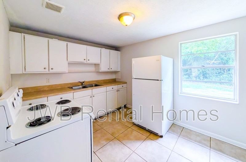 5742 Newberg Ln - Photo 2 of 17
