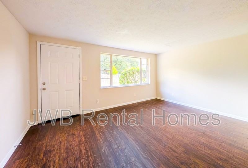 5742 Newberg Ln - Photo 5 of 17